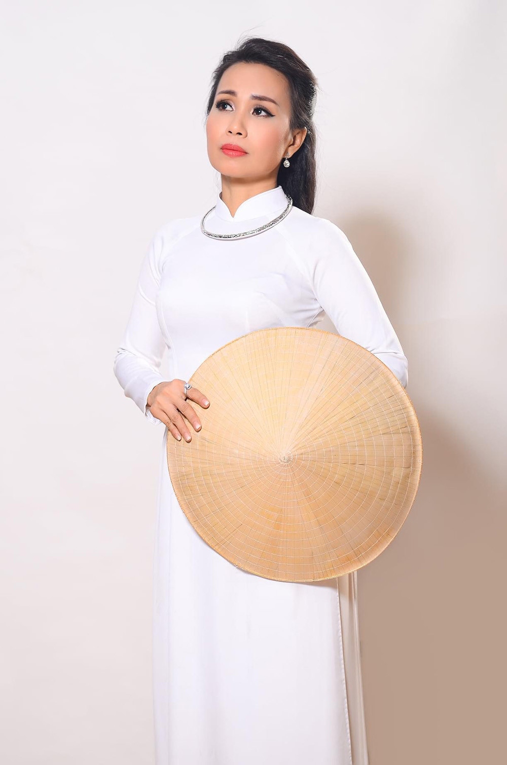 Ở tuổi 54, những chia sẻ của Cẩm Ly trên mạng xã hội thu hút sự chú ý của khán giả về ngoại hình và sức khỏe. Sau hơn 9 năm, Cẩm Ly sẽ tổ chức chương trình kỷ niệm 30 năm ca hát với Tự tình quê hương 6 vào đầu tháng 8, cùng sự góp mặt của Đan Trường, Lam Trường, NSƯT Đại Nghĩa. Chương trình không chỉ đánh dấu 30 năm ca hát mà còn là dịp tri ân khán giả đã luôn yêu mến, quan tâm và dõi theo cô.