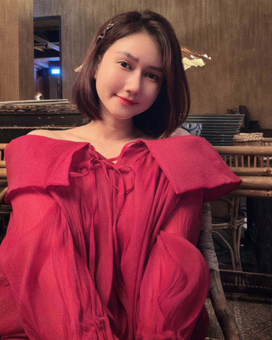 Diễn viên Hương Giang cho biết ở những tháng đầu của thai kỳ, cô đang 'vật vã' với những cơn ốm nghén. Dù vậy người đẹp vẫn được khen sắc vóc xinh đẹp. Nhờ tăng cân, mẹ bầu trông đầy đặn, có da có thịt hơn.