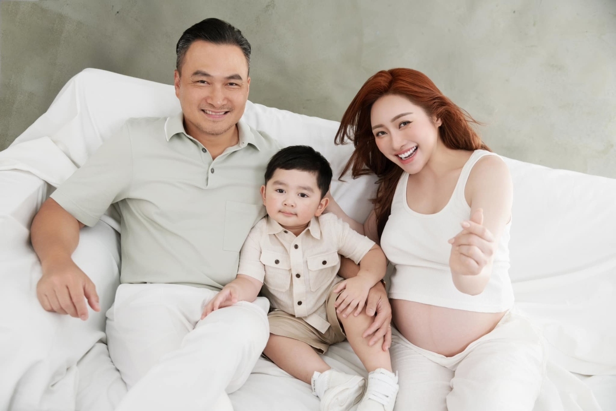 Mang bầu tháng cuối, vợ Chi Bảo muốn lưu giữ khoảnh khắc kỷ niệm trước khi sinh con thứ hai. Nữ CEO cho biết cô đã bàn với ông xã thực hiện bộ ảnh gia đình tại một studio ở TP HCM.