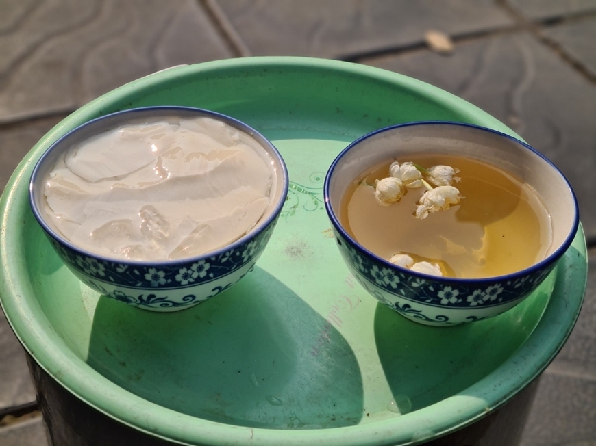 Tào phớ sánh mịn thơm bùi ăn cùng nước đường ướp hoa nhài. Ảnh: QĐND.