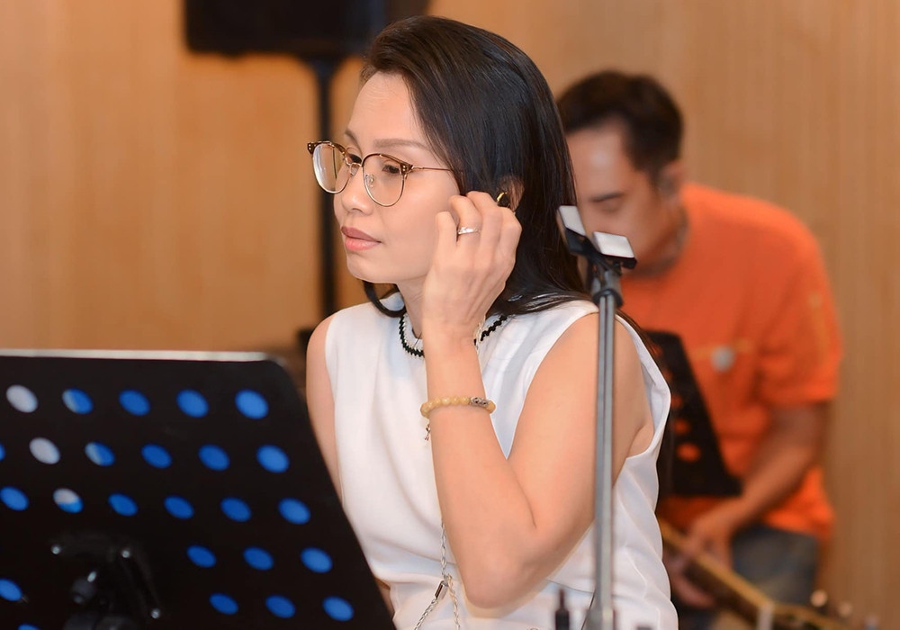 Cẩm Ly mắc chứng viêm đa xoang nhiều năm. Căn bệnh thường xuyên tái phát, gây trở ngại cho cô trong sinh hoạt và công việc ca hát.