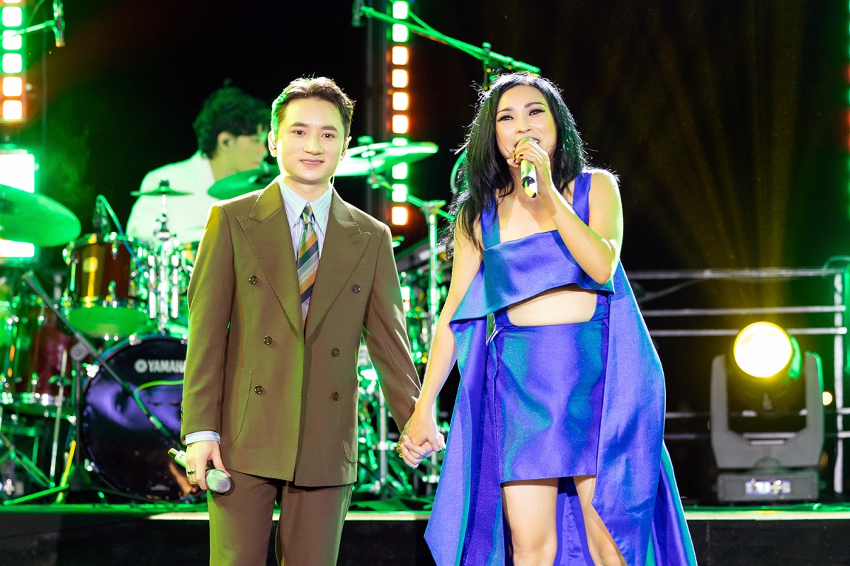 Phương Thanh kết hợp cùng Phan Mạnh Quỳnh trên sân khấu Love In The Bay