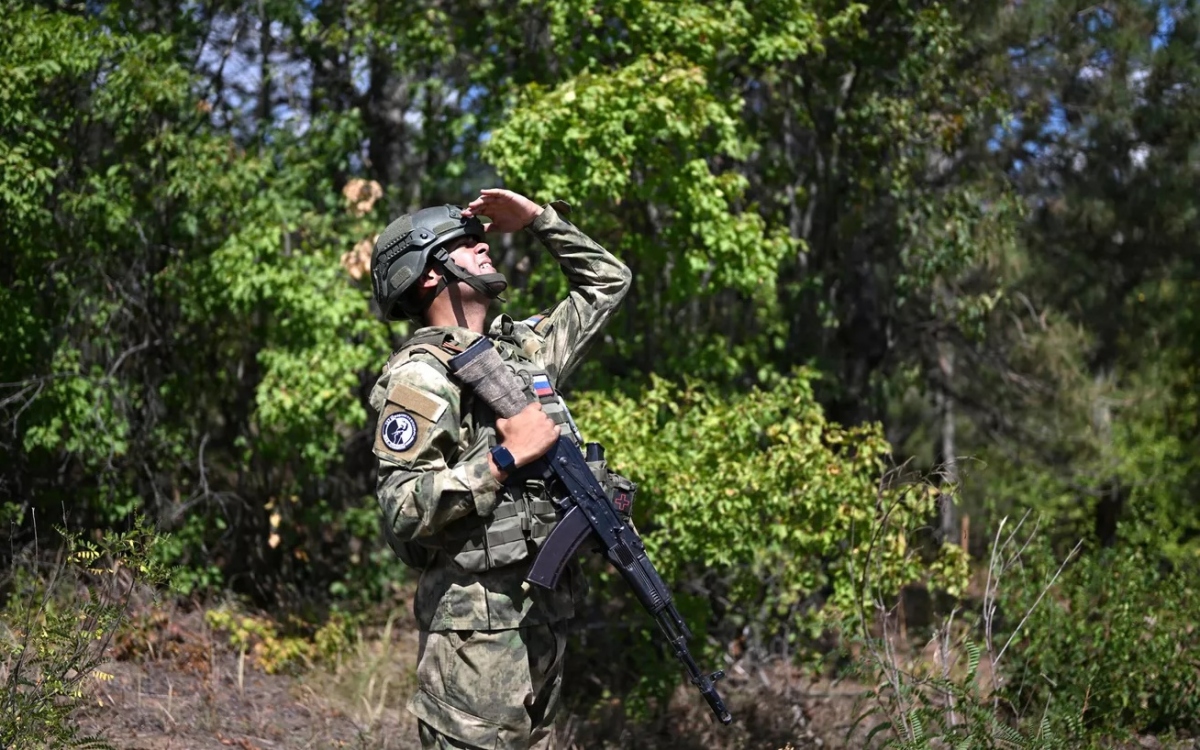 Cựu quân nhân Mỹ - tân binh Nga Will Puello trong bộ quân phục Nga cùng một khẩu tiểu liên AK-74. Puello được biên chế vào nhóm tác chiến Tsentr của quân đội Nga.