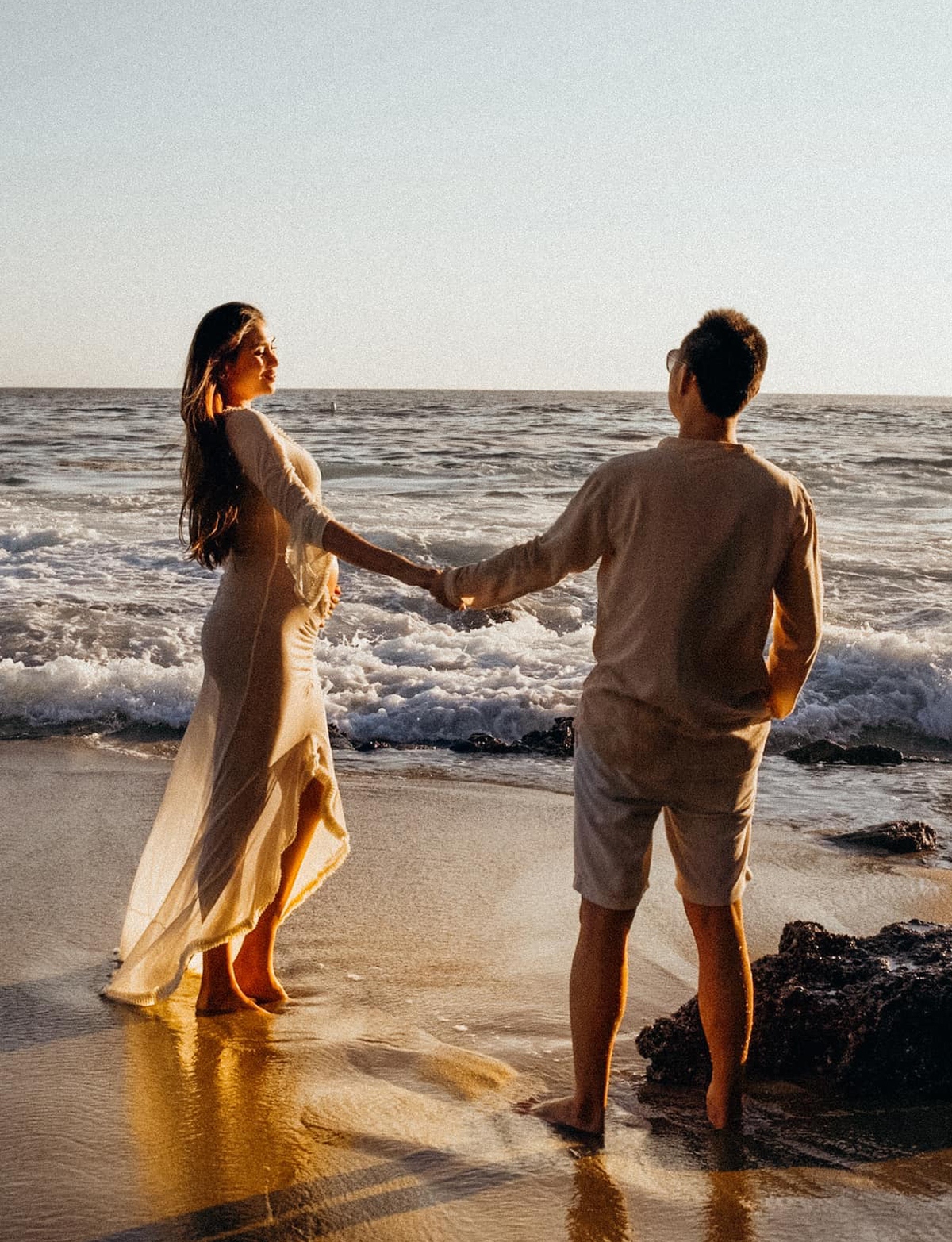 Siêu mẫu Võ Hoàng Yến diện váy xuyên thấu, bế bụng bầu dạo biển, ngắm hoàng hôn cùng chồng Việt kiều ở Mỹ.