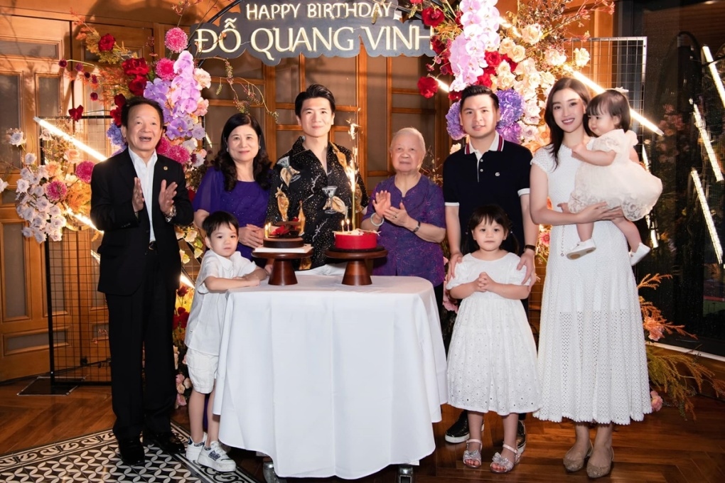 Sao Việt 25/8: Đại gia đình hoa hậu Đỗ Mỹ Linh quây quần trong tiệc mừng tuổi mới của anh chồng cô - doanh nhân Đỗ Quang Vinh.