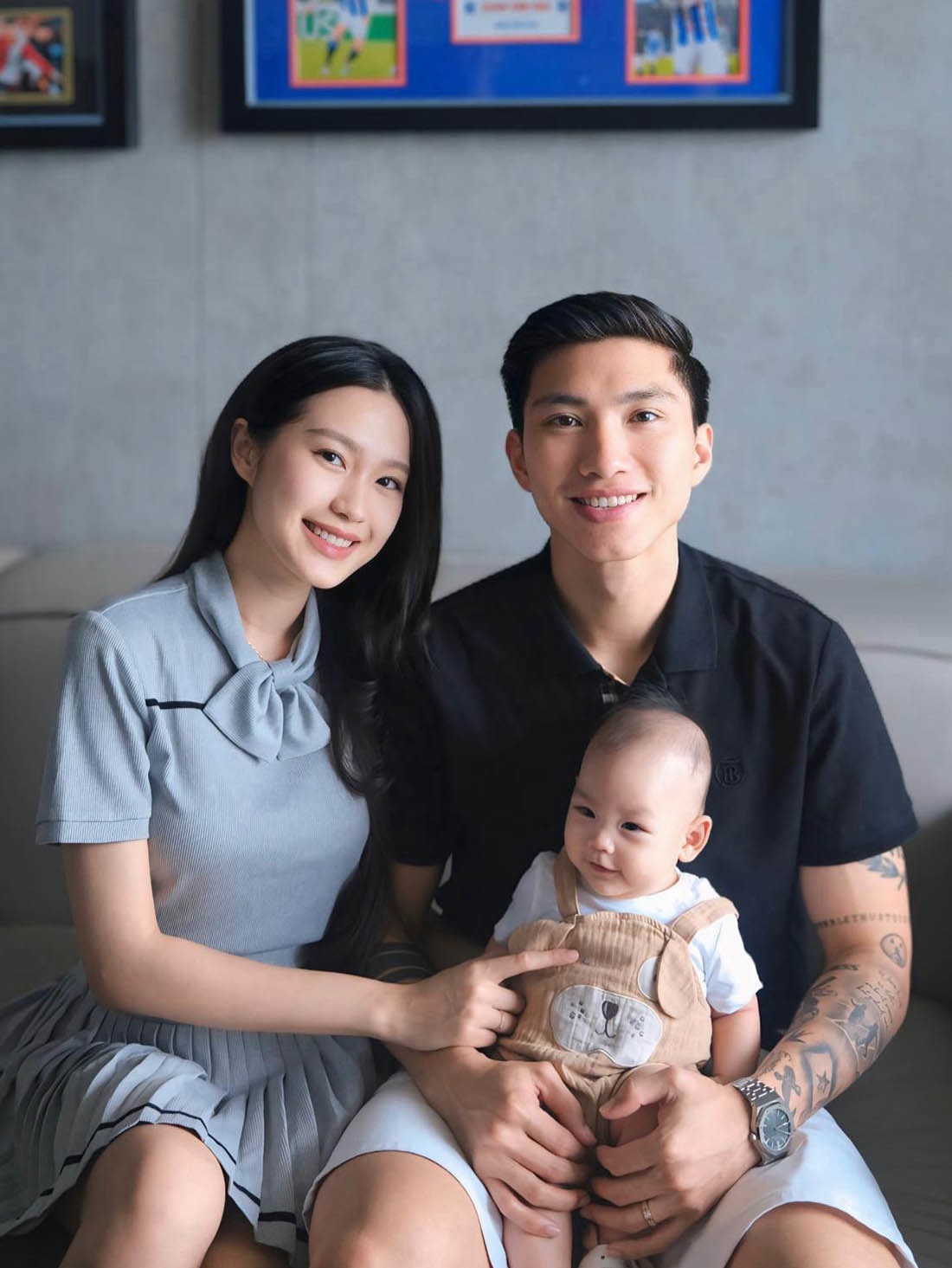 Đoàn Văn Hậu - Doãn Hải My khiến nhiều khán giả thích thú khi công khai ảnh con trai đầu lòng. Cậu nhóc được khen thừa hưởng nhiều nét đẹp của bố mẹ. Trước đây, cặp sao thường đăng hình bé Lúa nhưng giấu mặt con.