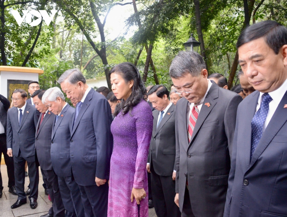 Trước đó, tại tỉnh Quảng Đông, Tổng Bí thư, Chủ tịch nước Tô Lâm cùng Phu nhân và Đoàn công tác đã tới đặt hoa, dâng hương tưởng niệm Liệt sĩ Phạm Hồng Thái trong khuôn viên Công viên Nghĩa trang Hoàng Hoa Cương và thăm Di tích Hội Việt Nam Cách mạng Thanh niên.