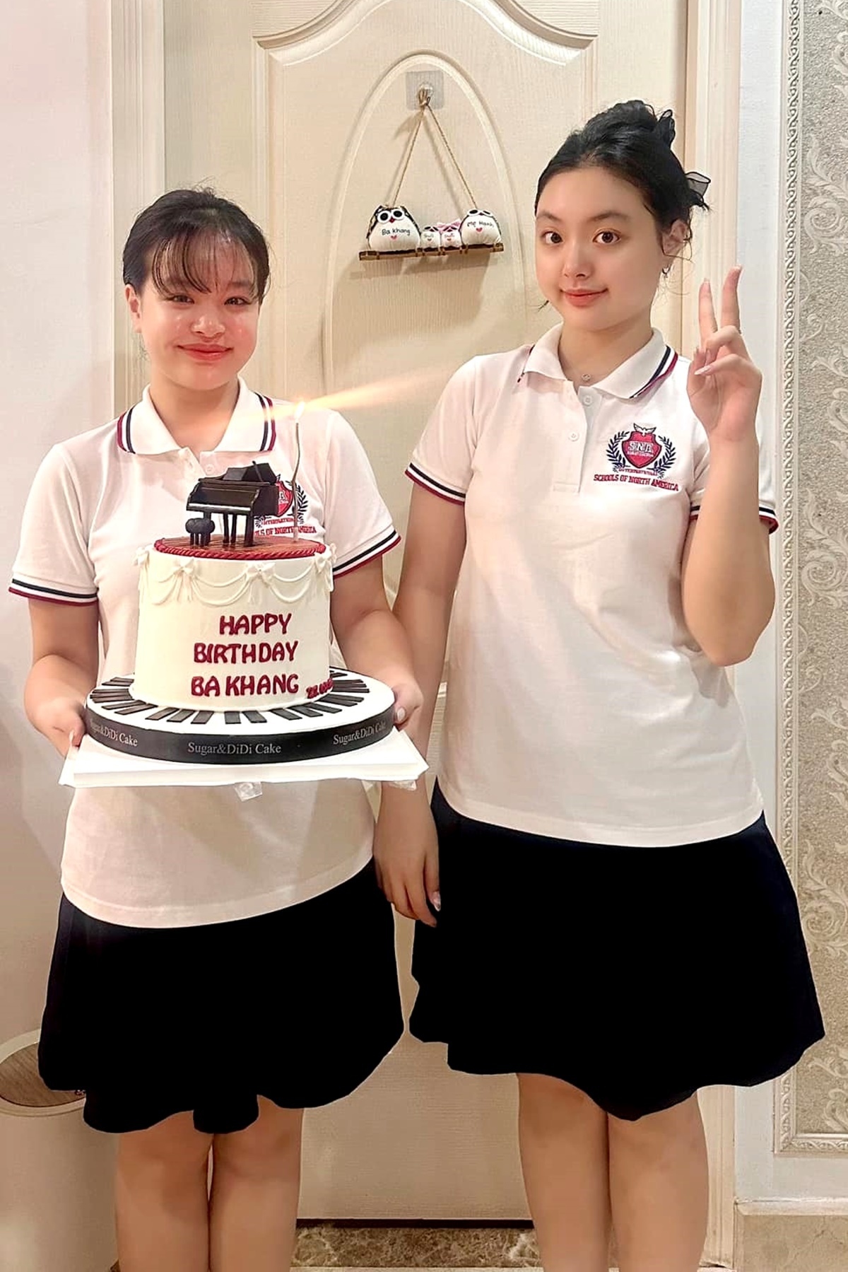 Hai con Suli (trái) và Suti nhà Thúy Hạnh chuẩn bị bánh kem chúc mừng sinh nhật tuổi 46 của bố - nhạc sĩ Minh Khang. (Nguồn: FBNV)