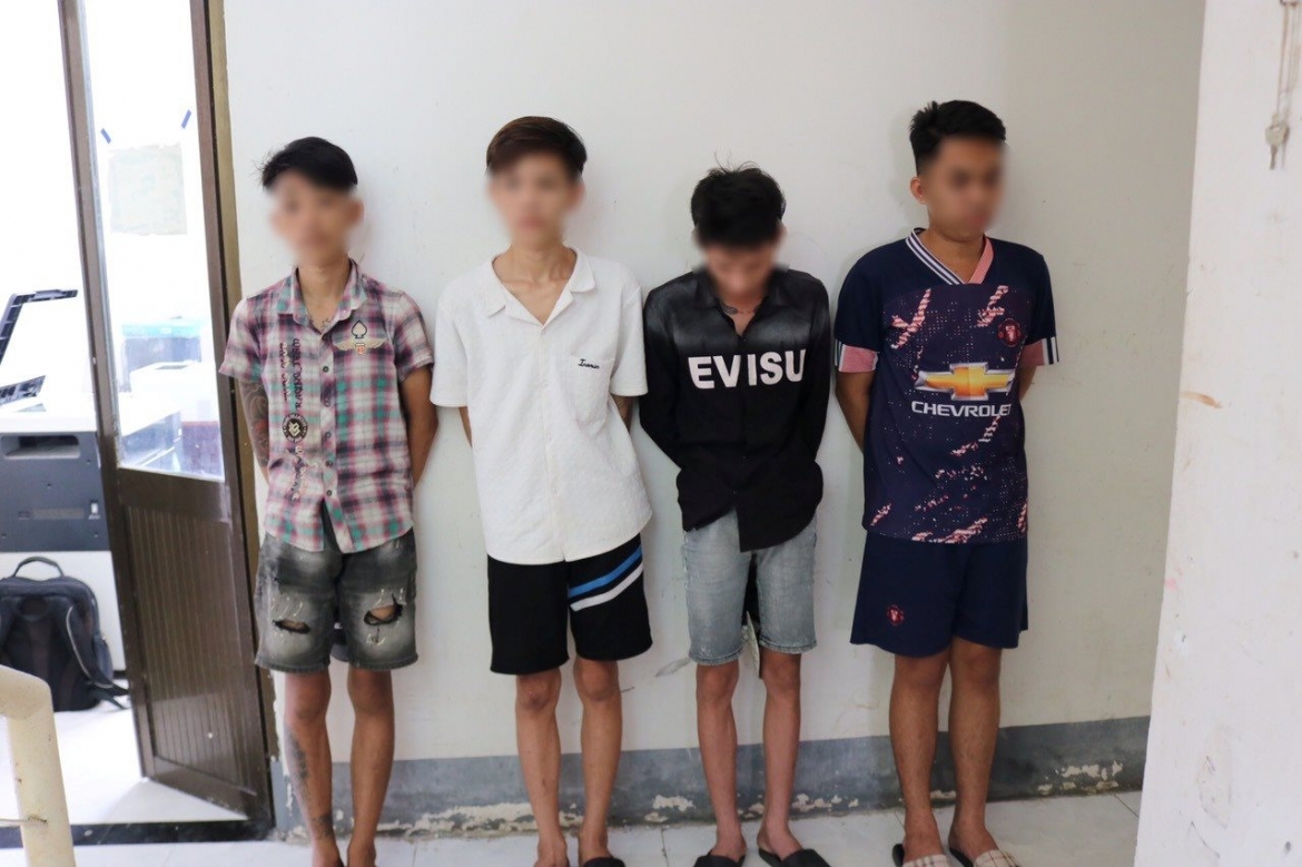 4 đối tượng Thắng, Đạt, Tiến và Nhật Anh (từ phải qua)