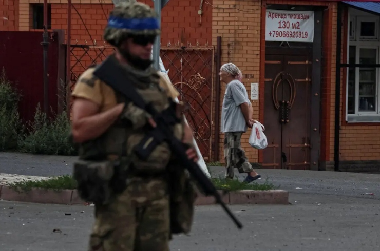 Binh sỹ Ukraine tuần tra tại vùng Sudzha, miền Tây nước Nga. Ảnh: Reuters