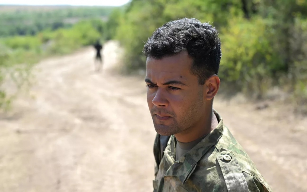 Chân dung cựu quân nhân Mỹ Puello vừa nhập quốc tịch Nga. Anh vốn là dân bản địa của tiểu bang Massachusetts (Mỹ). Puello từng là thượng sĩ, phục vụ 10 năm trong không quân Mỹ, chuyên gác các căn cứ quân sự.