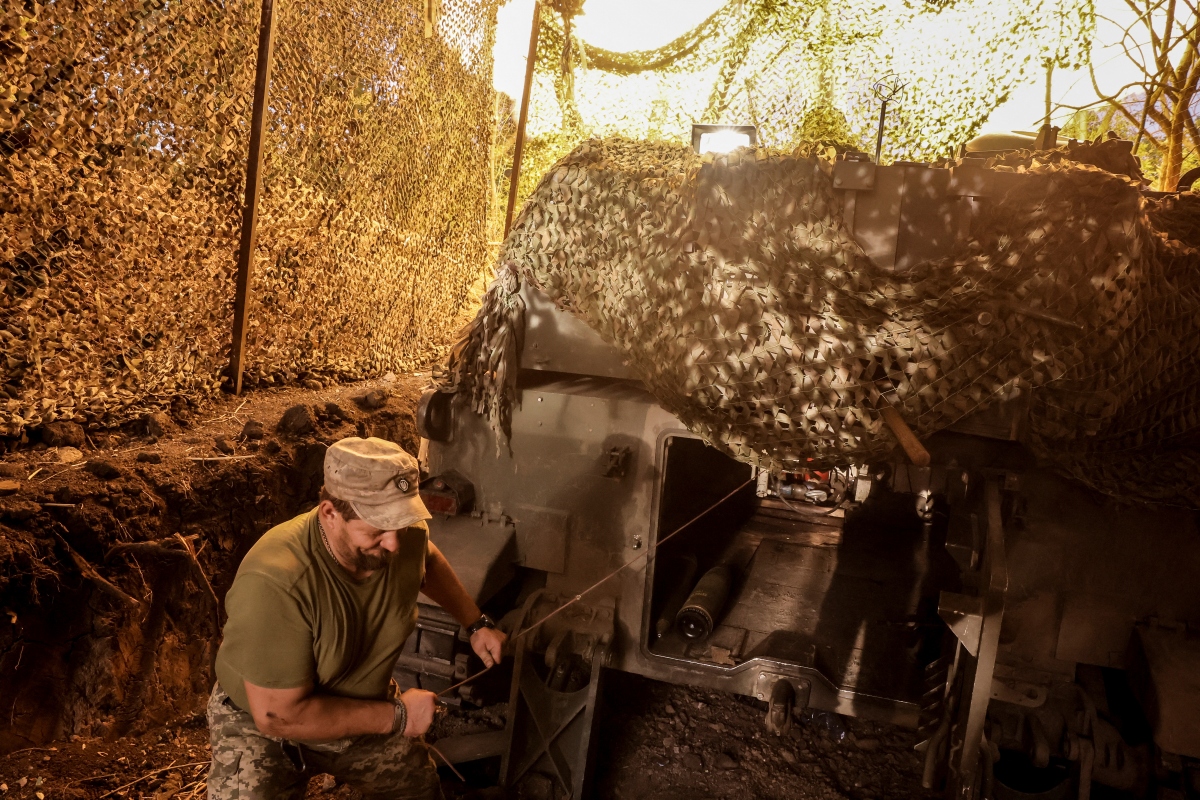 Binh lính Ukraine khai hỏa lựu pháo tự hành về phía quân đội Nga trên tiền tuyến gần thị trấn Chasov Yar. Ảnh: Reuters