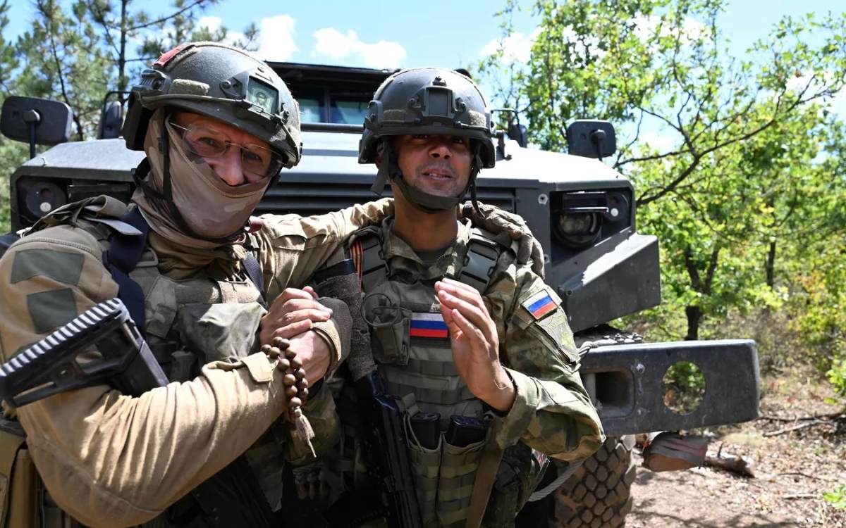 Puello bên đồng đội Nga. Anh đã ký hợp đồng với Bộ Quốc phòng Nga.