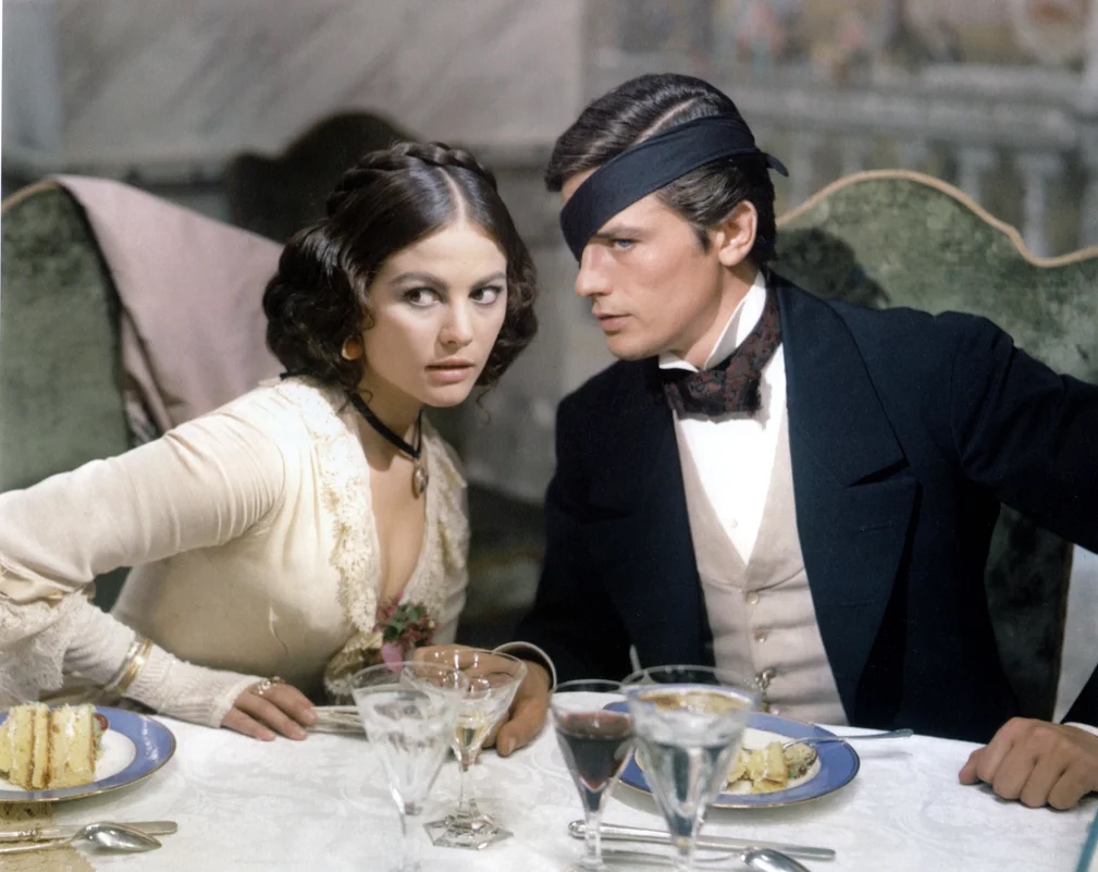 Nam diễn viên Alain Delon và bạn diễn Claudia Cardinale trong phim The Leopard (1963).