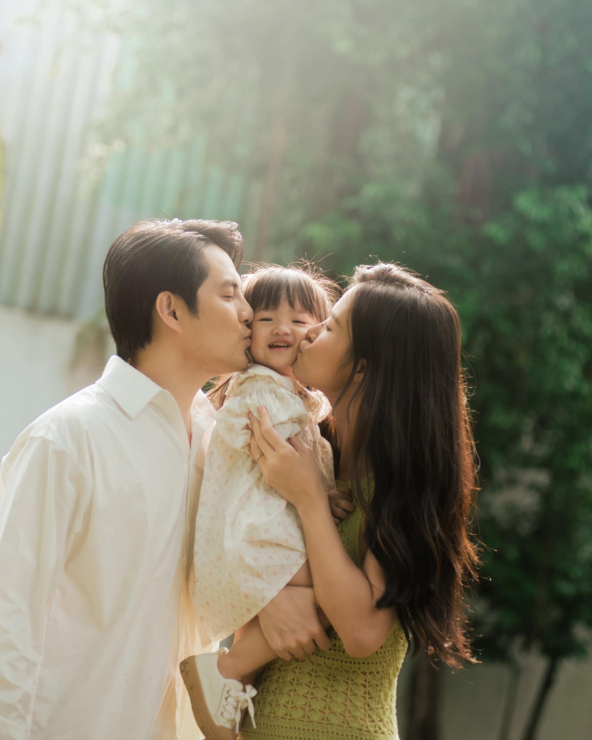 Đông Nhi tên thật Mai Hồng Ngọc, sinh năm 1988. Cô nổi tiếng qua nhiều ca khúc như Khóc, Ngọt ngào, Cho em một lần yêu, Pink Girl, Vì ai vì anh... Đông Nhi từng được vinh danh ở các giải thưởng Cống hiến, Mai Vàng, Nghệ sĩ châu Á xuất sắc tại MAMA 2015, Nghệ sĩ Đông Nam Á xuất sắc của EMA 2016... Ông Cao Thắng sinh năm 1986, là thành viên cũ nhóm nhạc WEboys. Năm 2015, Ông Cao Thắng dừng công việc ca hát, thành lập công ty giải trí riêng.