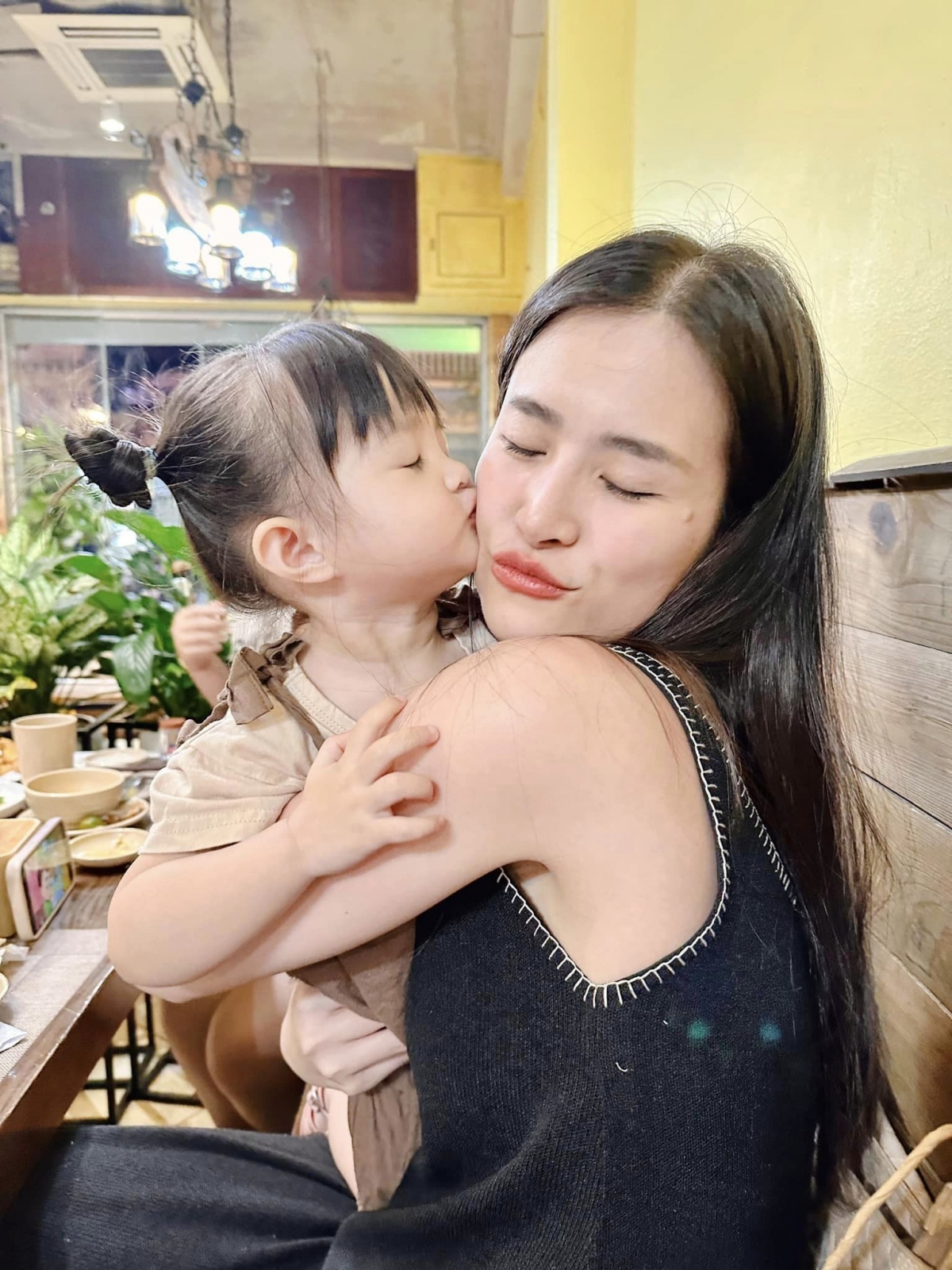 Trước khi sinh con thứ 2, Đông Nhi nhắn nhủ tới con gái đầu lòng: "Winnie của mẹ. Từ ngày biết được mình sắp làm chị lớn, con sốt sắng đến lạ. Đêm nào cũng hôn, chúc em ngủ ngon, ngày thì vuốt ve âu yếm. Có đồ chơi mới, đồ ăn ngon đều để dành cho em như thể con và em đã gắn kết với nhau từ rất lâu. Bỗng dưng 'trưởng thành' lúc nào mẹ không hay biết. Mẹ mong con gái của mẹ vẫn luôn vẹn nguyên trái tim cháy bỏng, lúc thì dịu dàng ấm áp, đôi khi tinh nghịch đáng yêu. Mẹ sẽ luôn bên cạnh, chăm sóc và yêu thương con một cách vô điều kiện".