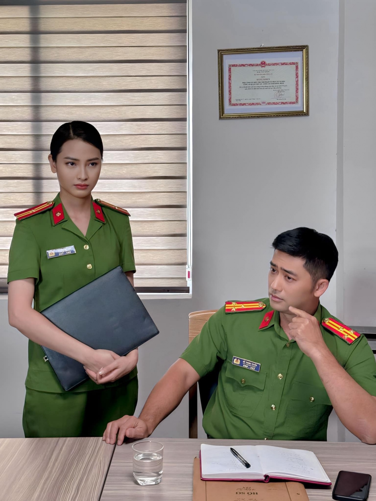  Trong "Biệt dược đen" lên sóng năm 2023, Bảo Anh vào vai Tuyển - đội trưởng đội cảnh sát hình sự. Nhân vật Tuyển có phong cách điều tra toàn diện, quy củ, là người luôn gánh mọi trách nhiệm cũng như sai lầm của đội. "Biệt dược đen có đề tài khá mới mẻ, nói về đời sống của thanh niên bây giờ. Tôi vào vai một chiến sĩ công an kỳ cựu, khá lớn tuổi", Bảo Anh chia sẻ về vai diễn trong "Biệt dược đen".