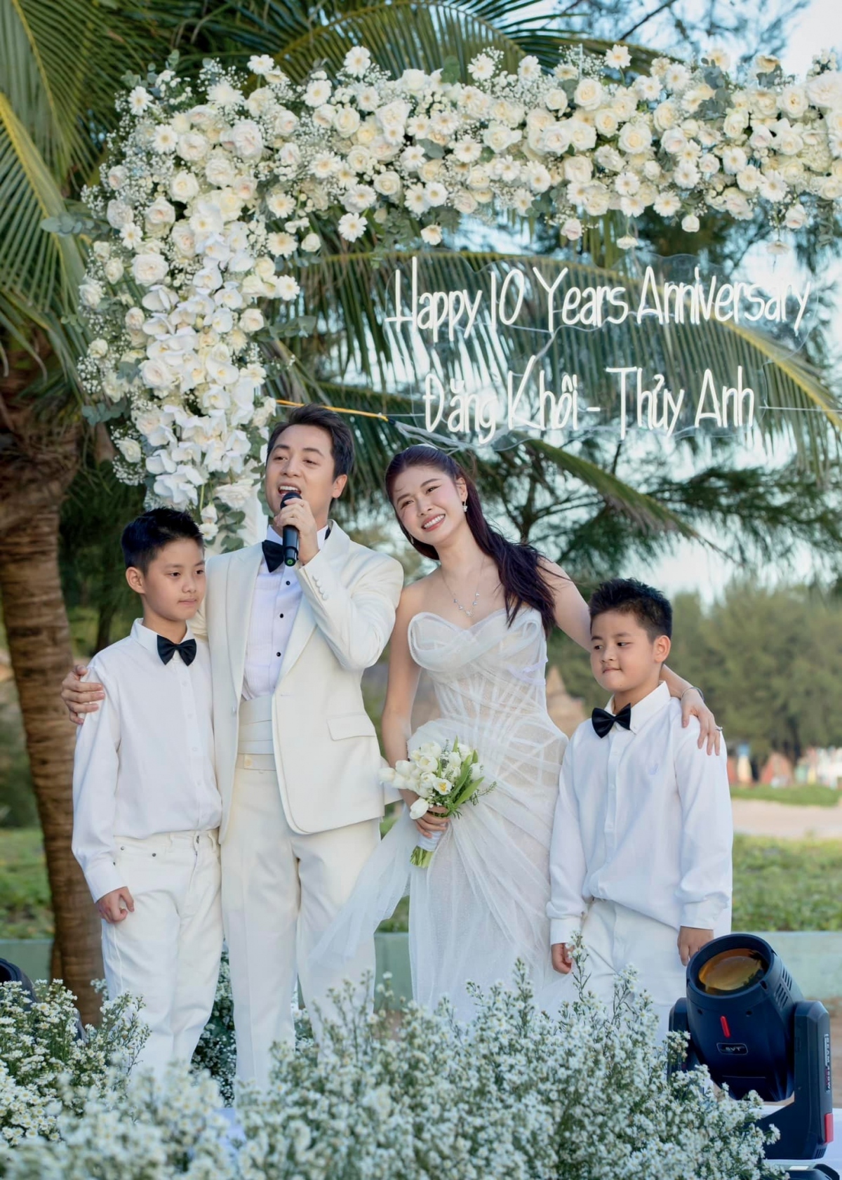 Tháng 11/2023, vợ chồng Đăng Khôi - Thủy Anh tổ chức lễ kỷ niệm 10 năm ngày cưới ở bãi biển. Thủy Anh tiết lộ, trong cuộc sống, vợ chồng cô không tránh khỏi những lúc “xô bát xô đũa” nhưng sau tất cả, cặp đôi vẫn giữ được hôn nhân bền chặt vì sự cảm thông, biết lắng nghe và chia sẻ cùng nhau. 