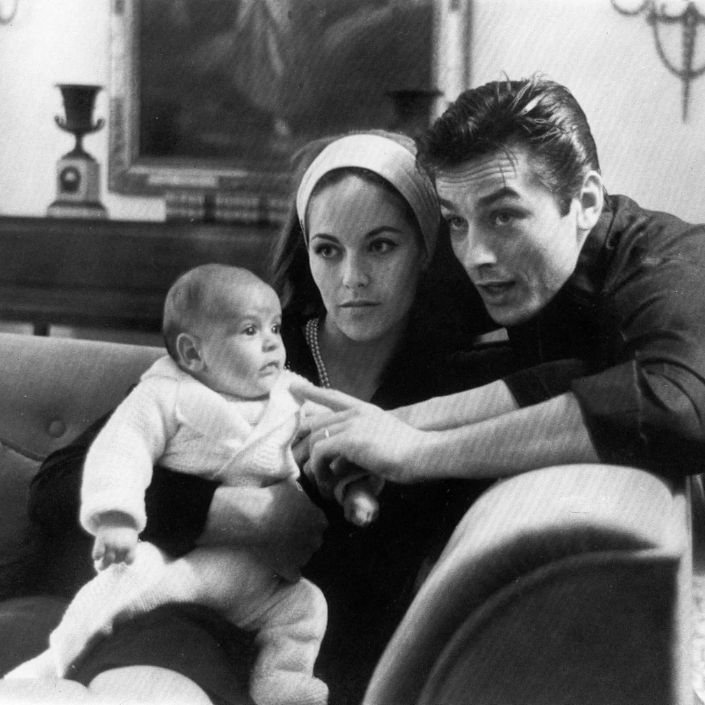 Năm 1964, Alain Delon kết hôn với nữ người mẫu, diễn viên Nathalie Barthélémy (trong ảnh) nhưng cuộc hôn nhân chỉ kéo dài 5 năm. Đây cũng là người phụ nữ duy nhất làm vợ hợp pháp của ông. Họ có một con trai là Anthony. Sau đó, Delon có nhiều người tình nhưng không kết hôn, gồm ca sĩ, diễn viên Dalida, Anne Parillaud, Lana Wood, Catherine Bleynie... và có ít nhất 3 người con.