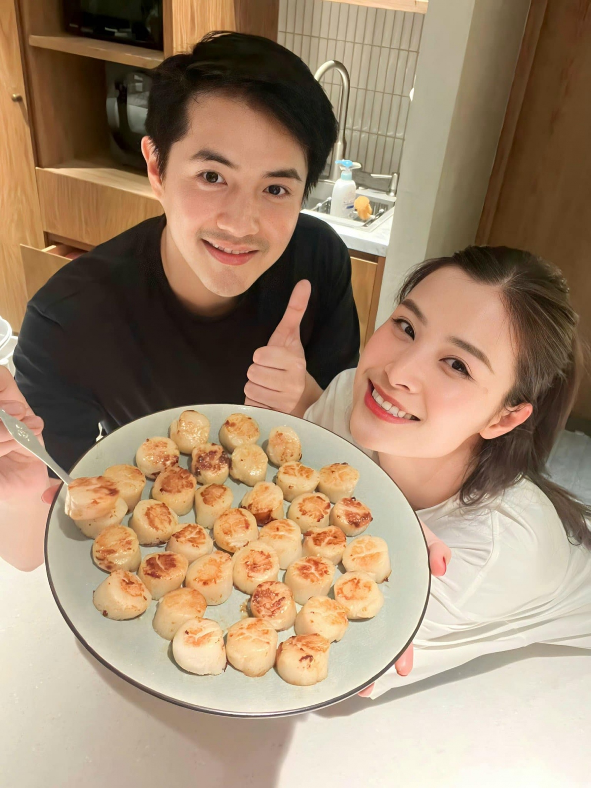 15 năm đồng hành cùng Ông Cao Thắng, Đông Nhi nói viên mãn về gia đình, sự nghiệp. "Tình cảm gia đình giúp tôi xoa dịu mọi thứ, vượt qua mọi áp lực. Tôi luôn giữ được năng lượng tích cực, tinh thần tươi mới vì đang hạnh phúc", nữ ca sĩ bộc bạch.