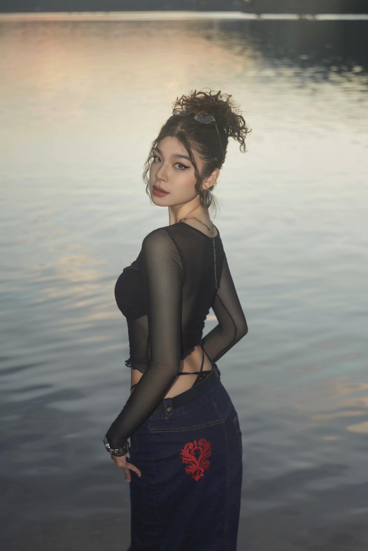 Không chọn phong cách "bánh bèo" nữ tính, cô thường gắn liền với hình ảnh sành điệu, thời thượng. 