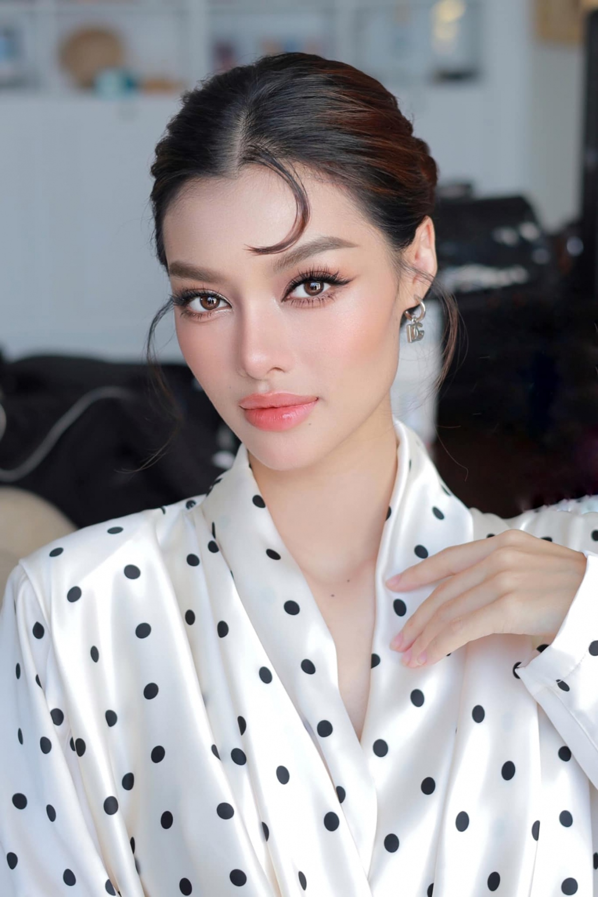 Những hình ảnh lan truyền trên mạng xã hội cho thấy Á hậu Kiều Loan đến khám thai tại một bệnh viện, để lộ vòng 2 lớn. Cô vướng tin đồn mang bầu cách đây nhiều tháng vì liên tục vắng bóng tại các sự kiện giải trí, mặc váy rộng thùng thình, giấu dáng.