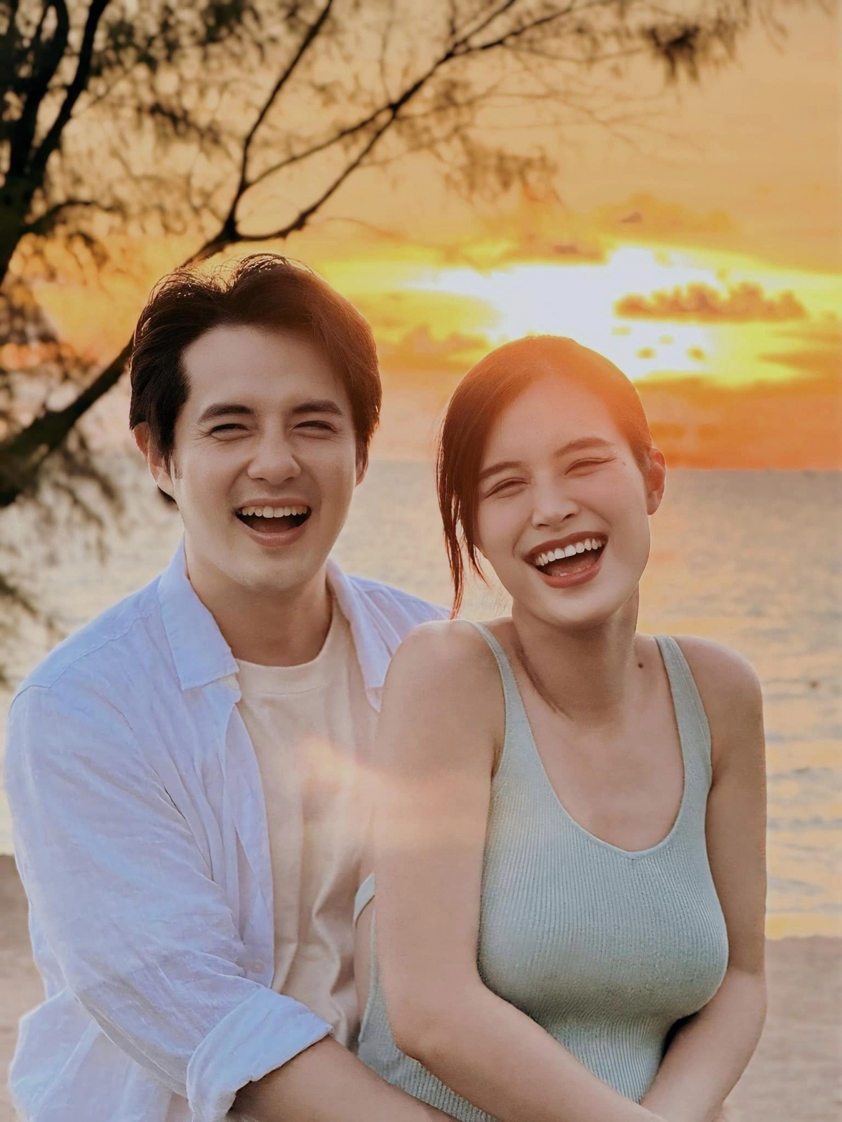 Đông Nhi và Ông Cao Thắng được xem là cặp đôi đẹp của làng giải trí Việt. Cặp đôi hẹn hò từ năm 2009, kết hôn sau 10 năm bằng đám cưới quy tụ dàn sao đình đám trong showbiz. Sau 5 năm kết hôn, Đông Nhi và Ông Cao Thắng có cuộc sống hôn nhân đáng ngưỡng mộ. Hai vợ chồng thường xuyên chia sẻ cuộc sống đời thường trên trang cá nhân.