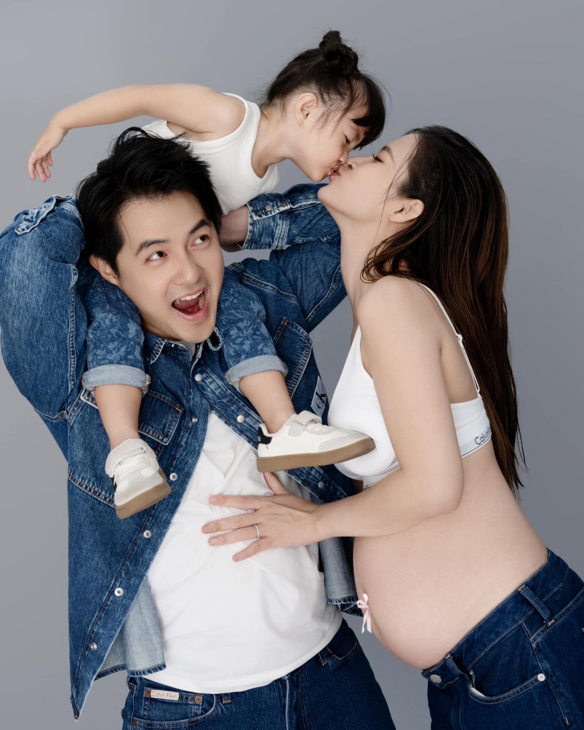 Trước đó, vào ngày 14/2, Đông Nhi xác nhận mang bầu con thứ hai được 3 tháng. Đây cũng là món quà kỷ niệm Valentine thứ 15 bên nhau của cô và ông xã Ông Cao Thắng. Trước đó, cặp đôi chào đón con gái đầu lòng Winnie (tên thật là Ông Yên Nhi) vào tháng 10/2020. Winnie có gương mặt kháu khỉnh, hai má phúng phính, đôi mắt to tròn cực đáng yêu và nước da trắng hồng.