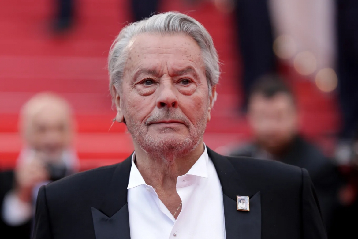 Năm 2019, Alain Delon bị đột quỵ và sức khỏe yếu dần đi. Những năm tháng cuối đời, Delon trở nên suy yếu cả về sức khỏe thể chất lẫn tinh thần. Theo Guardian, nam tài tử trở về sống ẩn dật tại điền trang ở làng Douchy trước khi qua đời. Đây cũng là nơi khiến 3 người con của ông liên tục đấu đá, kiện cáo tranh giành tài sản.