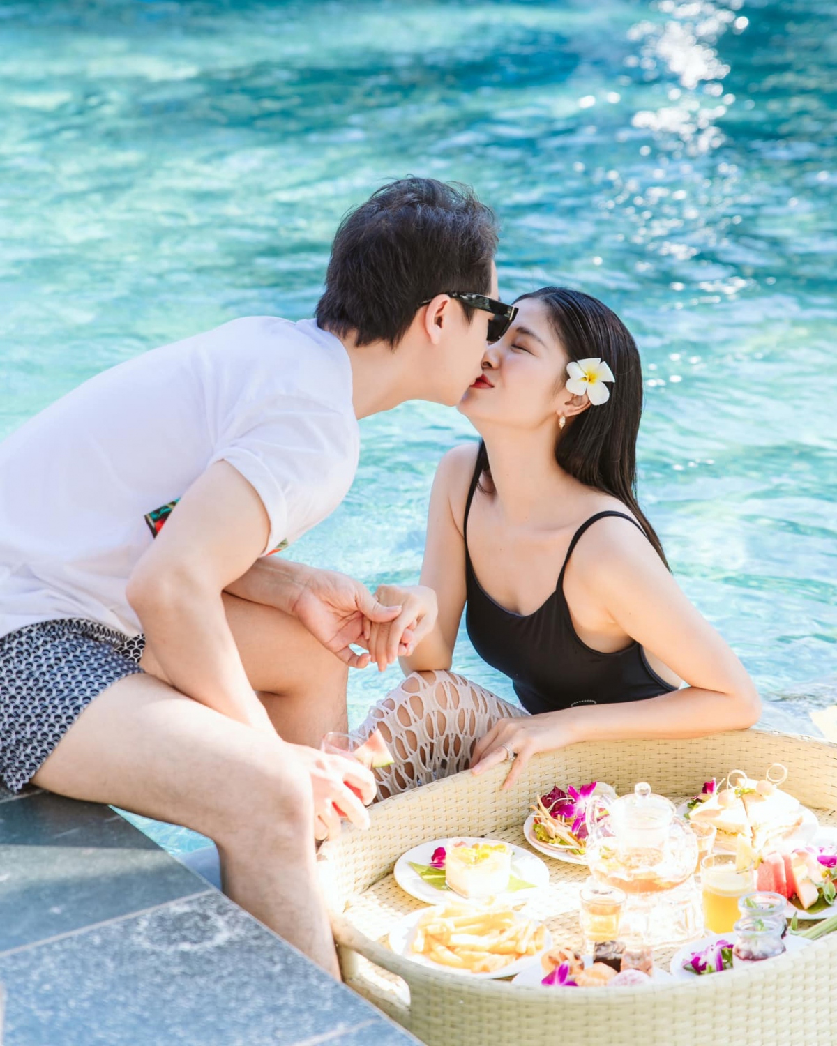 Vợ chồng Đăng Khôi – Thủy Anh thể hiện tình cảm lãng mạn trong chuyến du lịch. “Nghỉ ngơi phục hồi năng lượng với cô người yêu”, nam ca sĩ viết. (Nguồn: FBNV)
