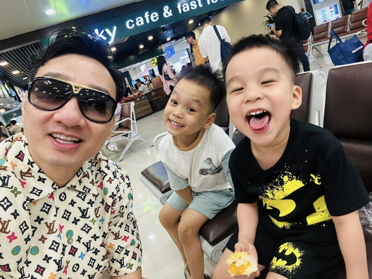 MC Thành Trung đưa 2 con trai về quê trong dịp nghỉ hè. “Chúng cháu về tắm biển quê nội”, anh háo hức tận hưởng chuyến đi cùng 2 con. (Nguồn: FBNV)