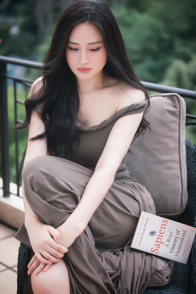 "Em tôi quơ đại một quyển trên giá sách nhà tôi bảo chị cầm đọc với vẻ thơ thơ đi để chụp", hoa hậu Mai Phương Thúy viết. Gần đây, nàng hậu vướng tin đồn sắp kết hôn với bạn trai doanh nhân. (Nguồn: FBNV)