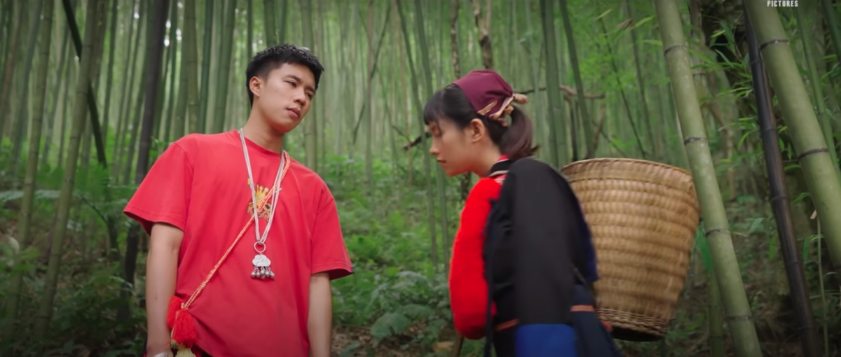 Trong Đi giữa trời rực rỡ, Long Vũ vào vai Chải - con trai nhà giàu có nhất bản nhưng suốt ngày ăn chơi lêu lổng, không chịu học hành.
