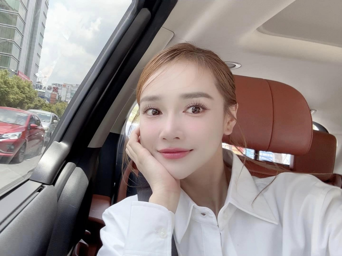 Nhã Phương khoe nhan sắc trẻ trung như gái đôi mươi dù đã là mẹ hai con. Với chế độ ăn uống khoa học và tập luyện nghiêm khắc, Nhã Phương luôn giữ được vóc dáng thon thả, khuôn mặt trẻ hơn so với tuổi. (Nguồn: FBNV)