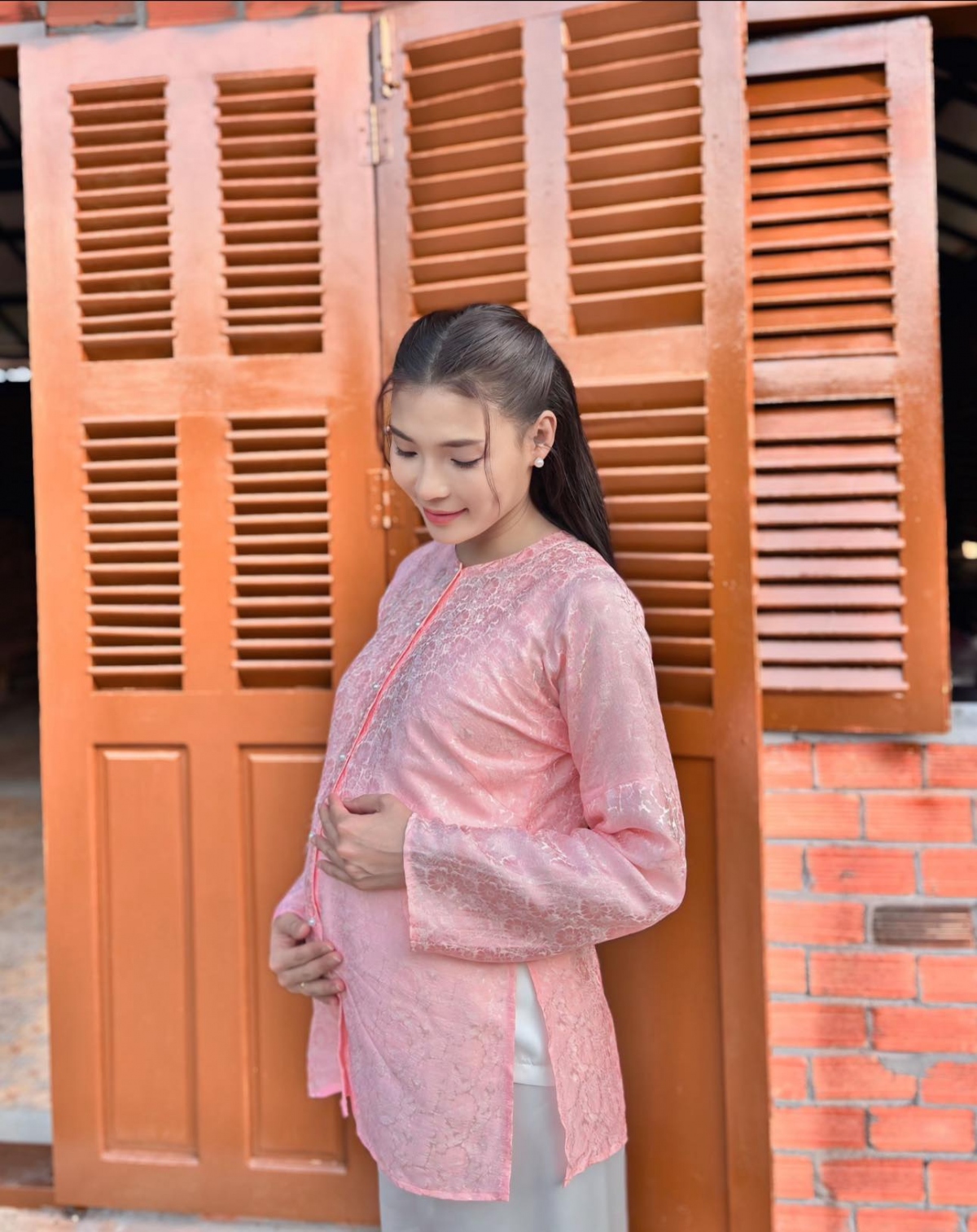 Sao Việt 2/8: Thúy Diễm khoe ảnh bụng bầu trong dự án phim mới. “Nay mợ Hai bụng to dữ rồi. Phim nào cũng được bầu với đẻ em bé. Hèn chi suốt ngày bị đồn có bầu”, nữ diễn viên dí dỏm chia sẻ. (Nguồn: FBNV)