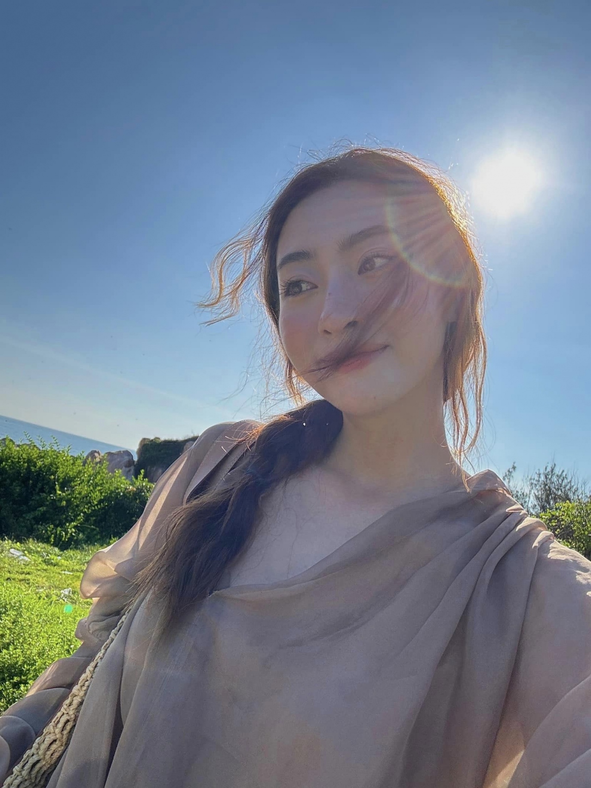 Hoa hậu Lương Thùy Linh tận hưởng không khí biển tại Phan Thiết. (Nguồn: FBNV)