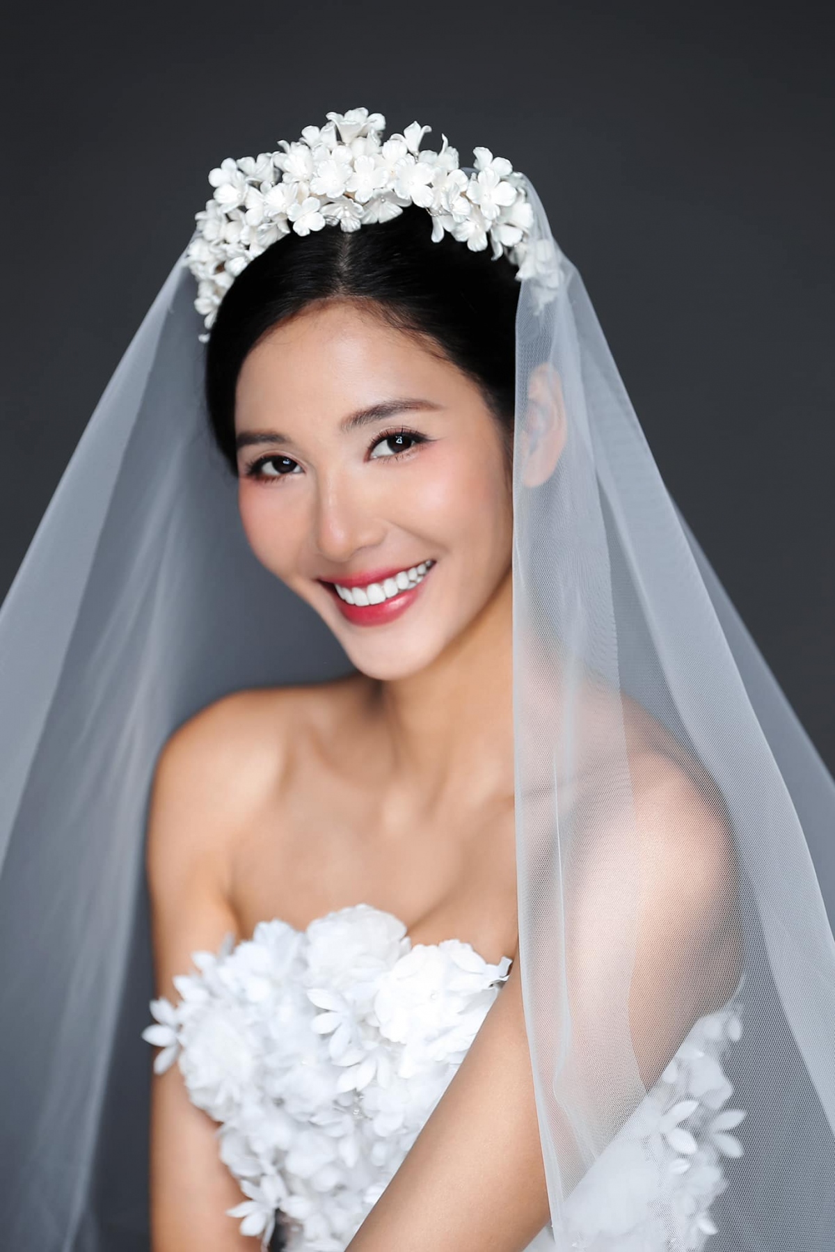 Hoàng Thùy hóa thân thành cô dâu trong bộ sưu tập mới của NTK Chung Thanh Phong. (Nguồn: FBNV)