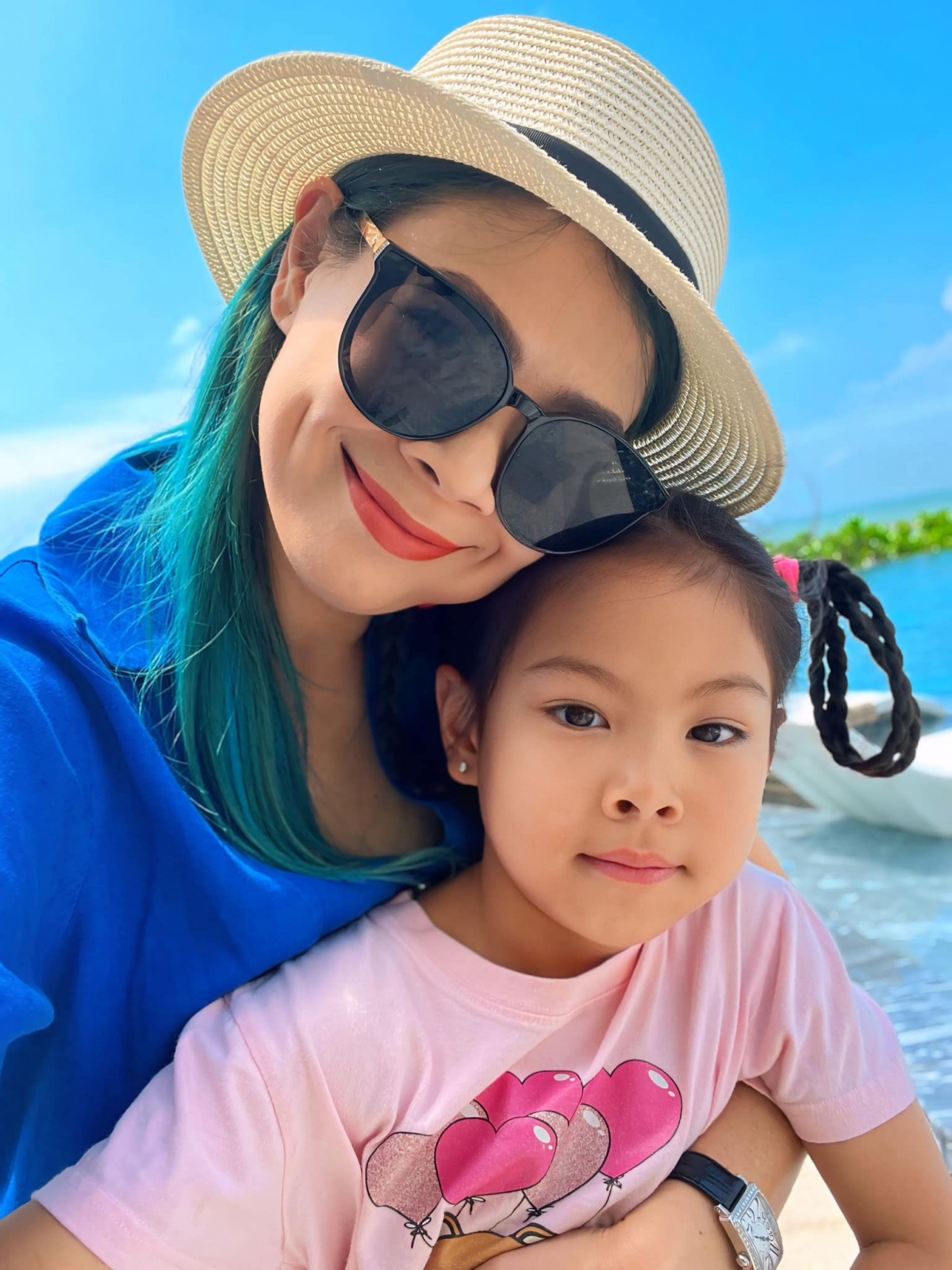 Thanh Thảo đi du lịch cùng con gái. “Kịp làm bộ hình sống ảo trước khi về lại Sài Gòn”, nữ ca sĩ chia sẻ.