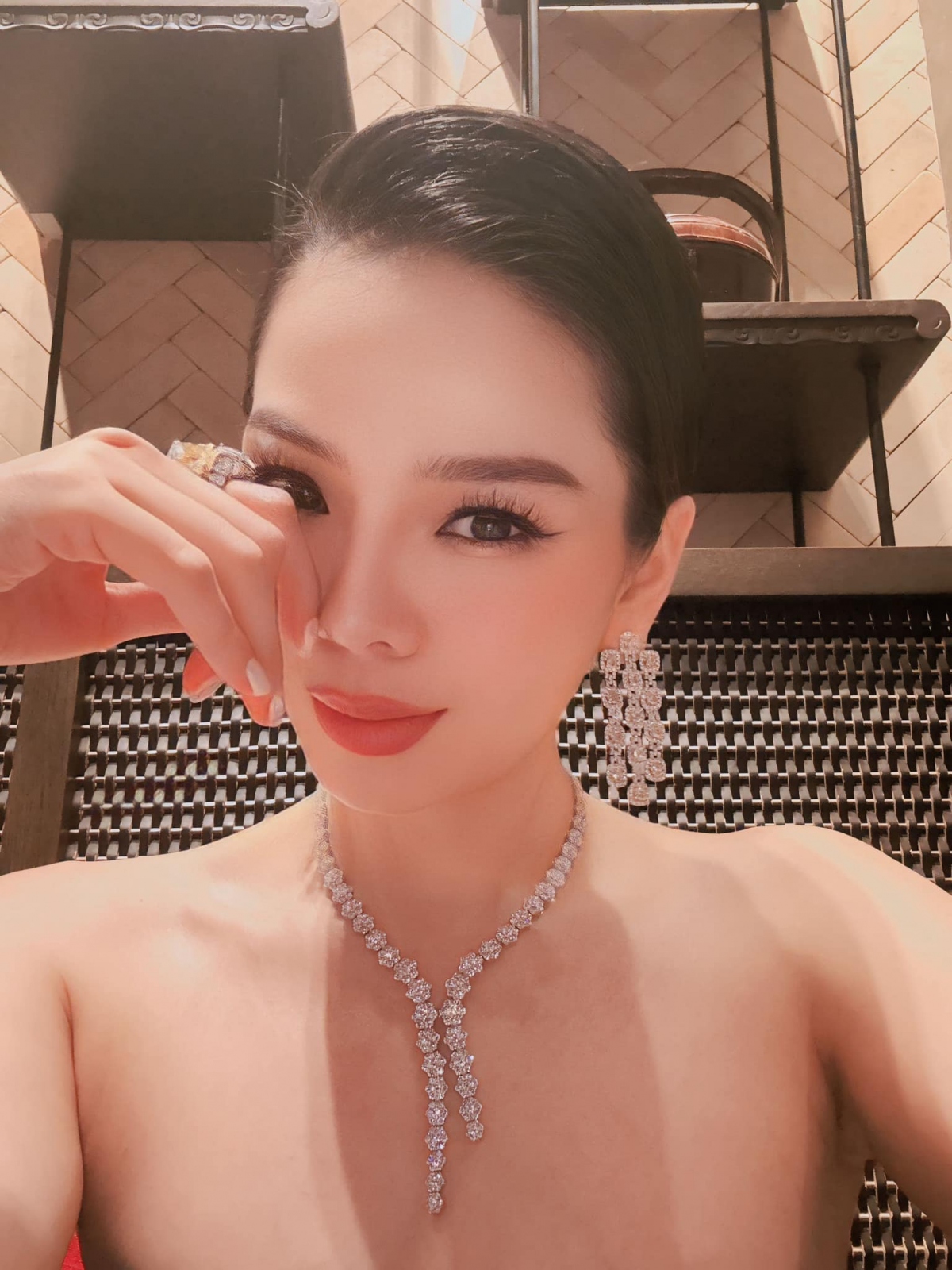 Lệ Quyên khoe làn da trắng không tì vết. “Tuần mới rực rỡ nha các mình ơi. Cứ giữ làn da này khoảng 70 tuổi là ok nhỉ”, giọng ca “Giấc mơ có thật” chia sẻ. (Nguồn: FBNV)