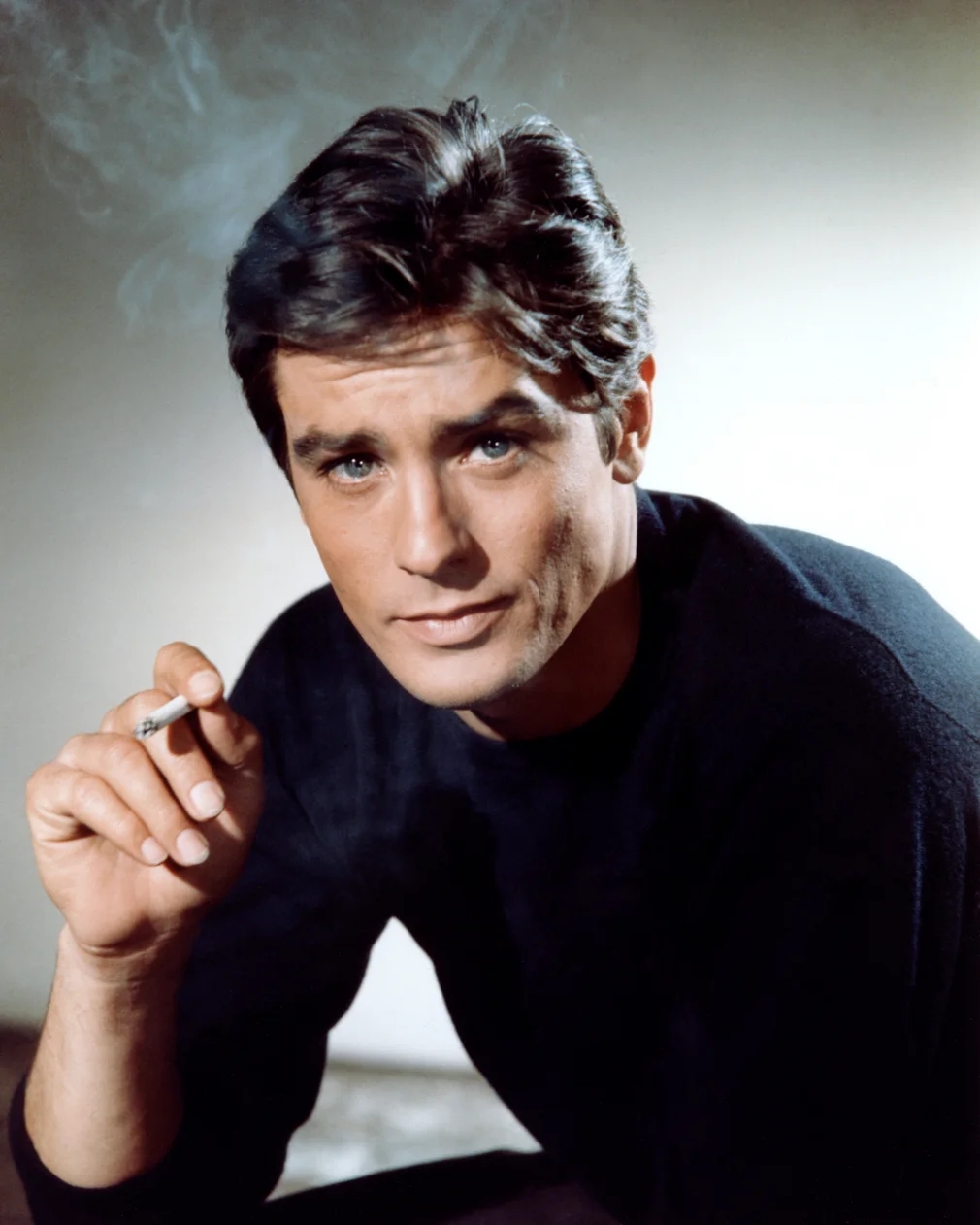 Alain Delon, huyền thoại điện ảnh Pháp, qua đời ngày 18/8, hưởng thọ 88 tuổi. “Ông đã ra đi thanh thản tại nhà riêng ở Douchy, bên cạnh ba người con và gia đình”, theo một tuyên bố được gia đình Alain Delon công bố với hãng thông tấn AFP. Alain Delon để lại một sự nghiệp huy hoàng nhưng đời tư nhiều tai tiếng. Những năm tháng cuối đời, sức khỏe ông trở nên nghiêm trọng và gia đình xảy ra nhiều mâu thuẫn.