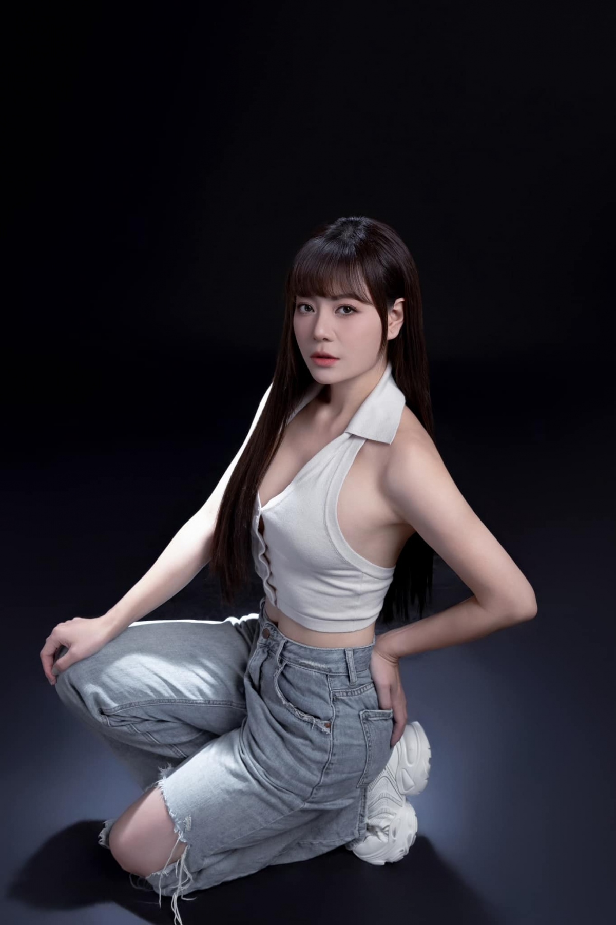 Thanh Hương đăng ảnh kèm chú thích "Trên trời có đám mây xanh, vết thương đã rách chữa lành được không?"