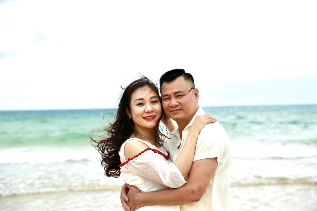 NSƯT Tự Long đăng ảnh chúc mừng sinh nhật bà xã. “Nhà là nơi để về. Tôi yêu nhà tôi lắm. Nhà tôi tuy không cao. Đỉnh nóc vẫn rào rào. Kịch trần bay phấp phới. Chúc mừng sinh nhật nóc nhà của tôi. Cảm ơn em đã cho anh một gia đình hạnh phúc!”. (Nguồn: FBNV)