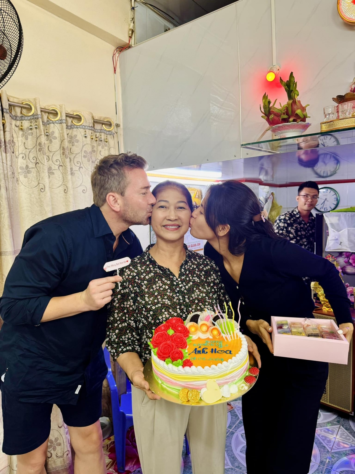 Minh Tú và chồng tổ chức sinh nhật cho mẹ: “Con gái đi làm cả tuần. Con rể đi công tác xa nhà. Tối qua 3h sáng tranh thủ phi xe về để kịp tổ chức bữa tiệc chay chúc mừng sinh nhật muộn cho má. Chúc má tuổi mới nhiều sức khoẻ, bình an và luôn hạnh phúc bên con cháu”. (Nguồn: FBNV)