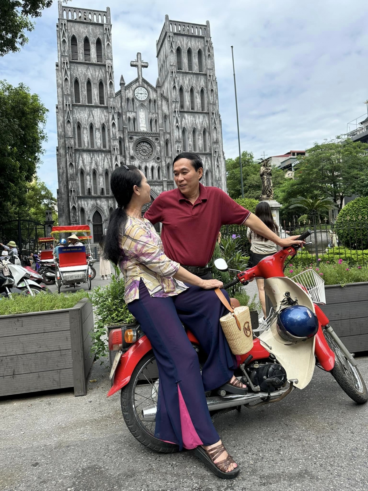 NSND Lan Hương khoe ảnh dạo phố cùng ông xã. Nữ nghệ sĩ viết: "Xấu hay đẹp không quan trọng, quan trọng là bọn mình đã tới đây vào ngày chớm thu, thời tiết dịu dàng”.