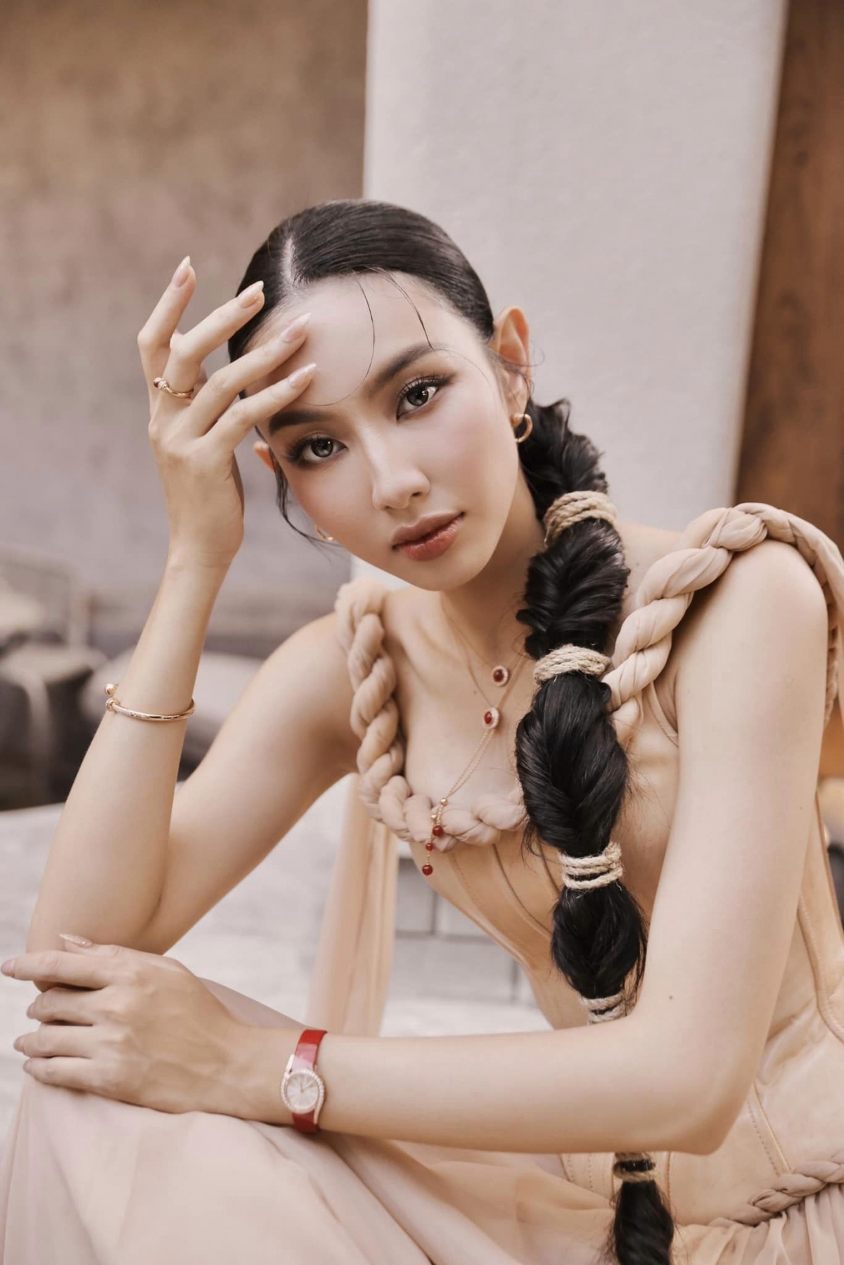 Hoa hậu Thùy Tiên khoe vẻ đẹp dịu dàng trong bộ ảnh mới. (Nguồn: FBNV)