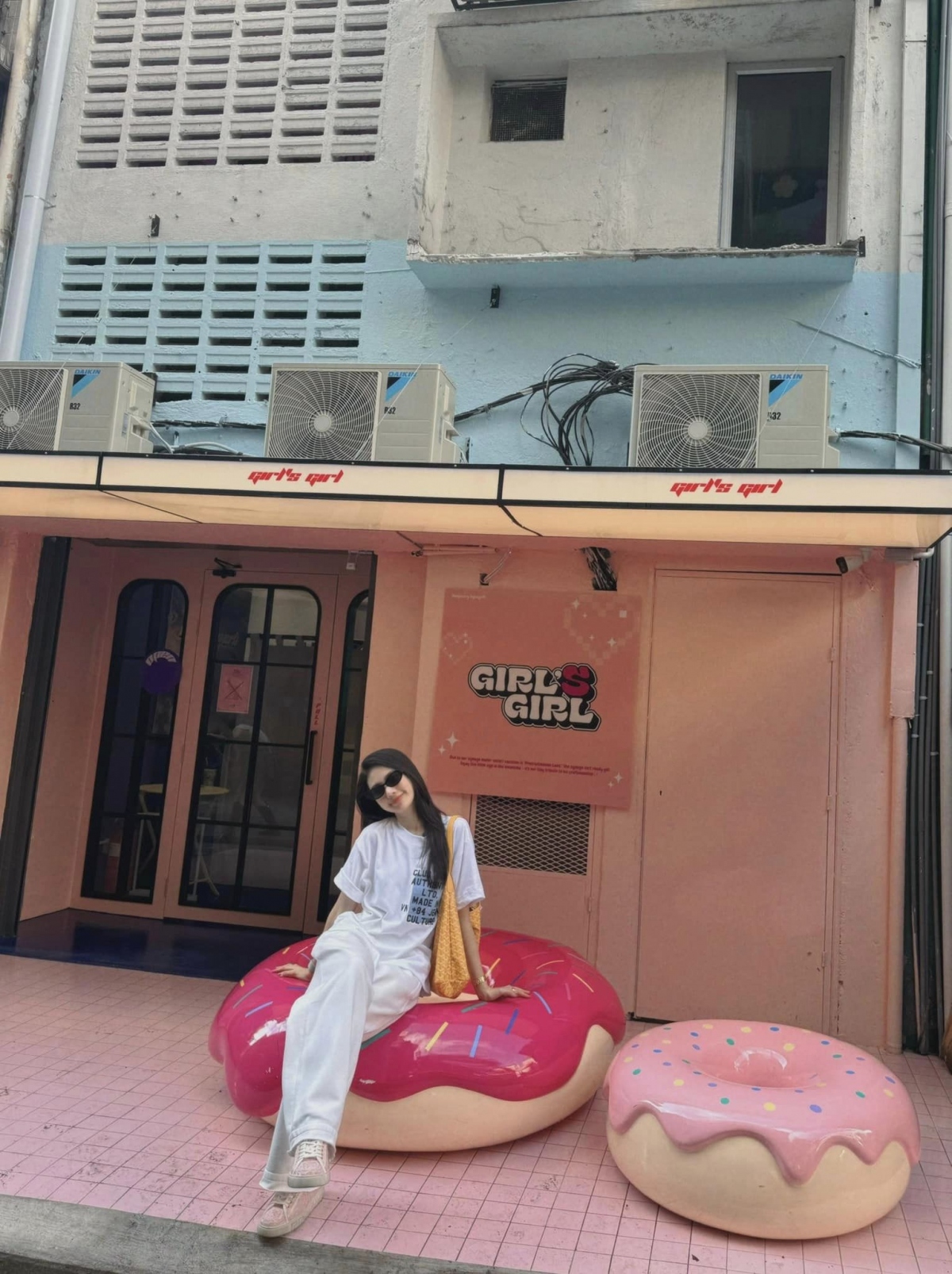 “Thanh xuân của mỗi người có thể dành để yêu, nhưng với tôi, nó là để khám phá thế giới qua những chuyến đi”, hoa hậu Bùi Quỳnh Hoa tận hưởng chuyến du lịch Malaysia. (Nguồn: FBNV)
