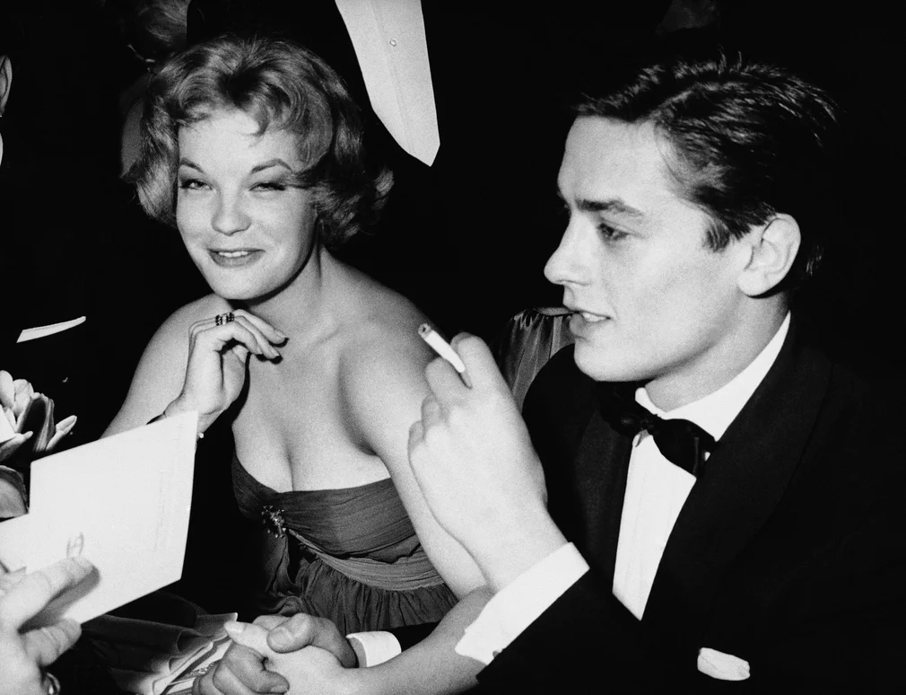 Alain Delon sinh năm 1935 tại Sceaux, vùng ngoại ô Paris. Ông có tuổi thơ đầy biến động khi cha mẹ ly hôn và ông thường xuyên bị đuổi học trước khi vào phục vụ trong Hải quân Pháp và sau đó làm nhiều công việc tay chân như bốc vác, phụ việc ở Paris, trước khi đến với nghề diễn viên. Năm 1959, ông đính hôn với bà Schneider (trong ảnh) nhưng lại qua lại với ca sĩ người Đức Christa Päffgen (Nico) và có một con riêng vào năm 1962. Schneider và Delon hủy hôn năm 1963.