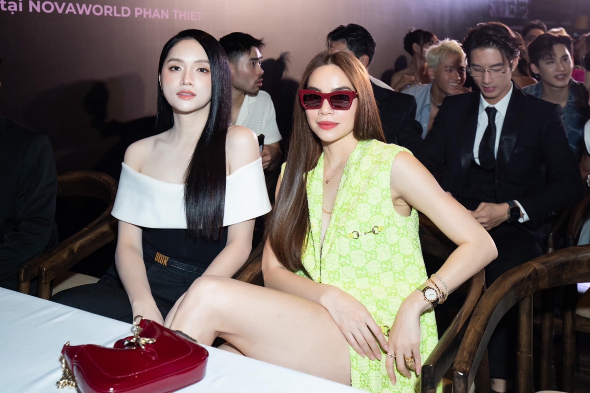 Hồ Ngọc Hà đọ sắc bên Hương Giang trong một sự kiện. Cả hai cùng diện trang phục gợi cảm, sành điệu. (Nguồn: FBNV)