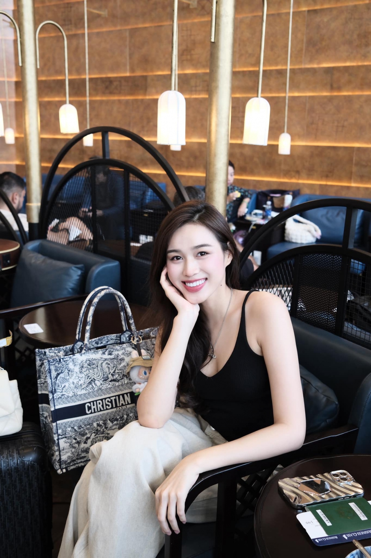 Hoa hậu Đỗ Hà khoe loạt ảnh ngồi trong phòng chờ sân bay để chuẩn bị ra nước ngoài. “Ngoại hình 23 nhưng tâm hồn luôn 18 chứ”, nàng hậu viết. (Nguồn: FBNV)