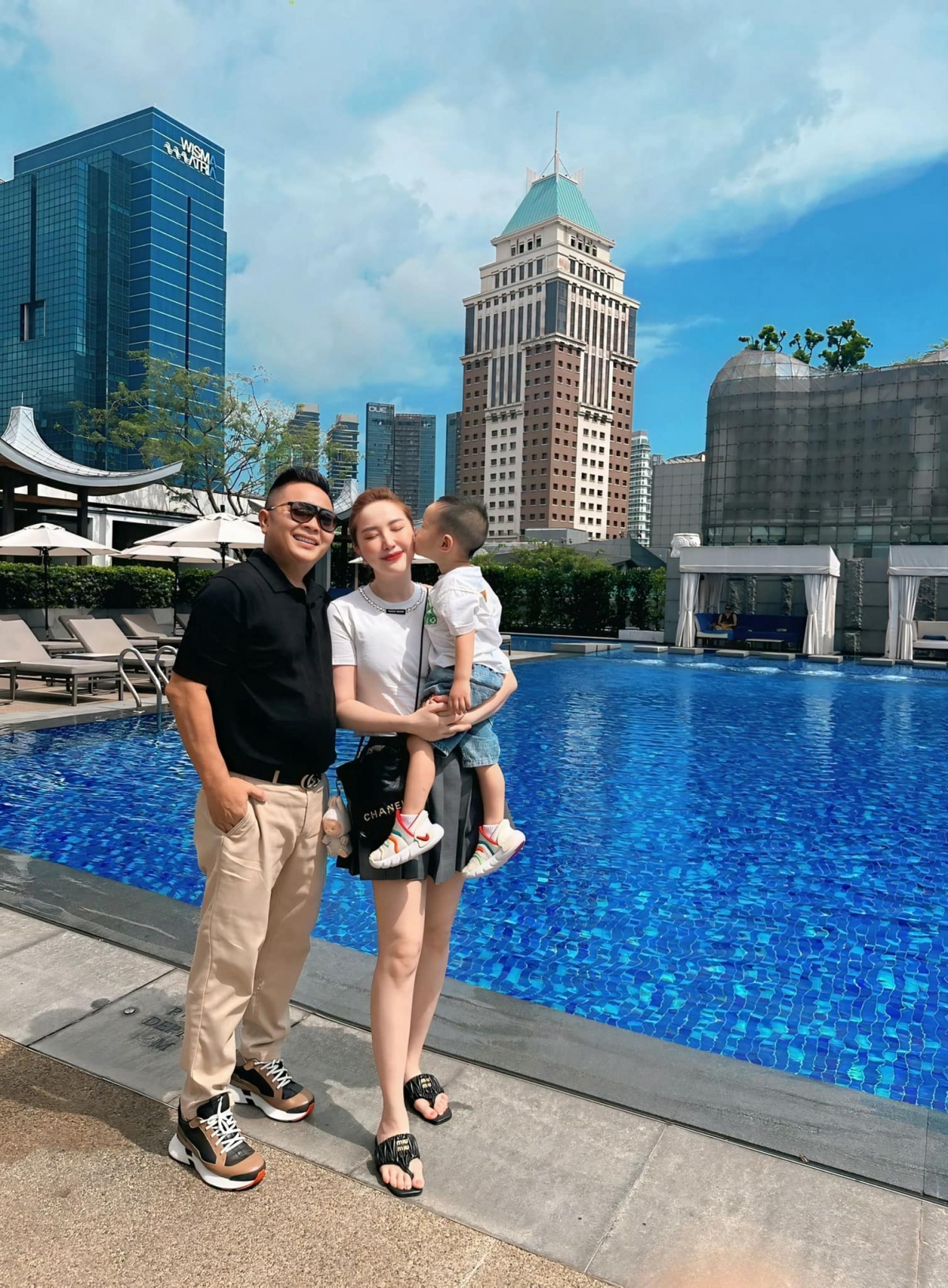 Bảo Thy tận hưởng chuyến du lịch Singapore bên chồng và con trai. “Book khách sạn có view hồ bơi đẹp cả ban ngày lẫn ban đêm, mang theo 4 bộ bikini cực cháy xong đến ngày về chưa chụp được bộ nào”, nữ ca sĩ hài hước chia sẻ. (Nguồn: FBNV)